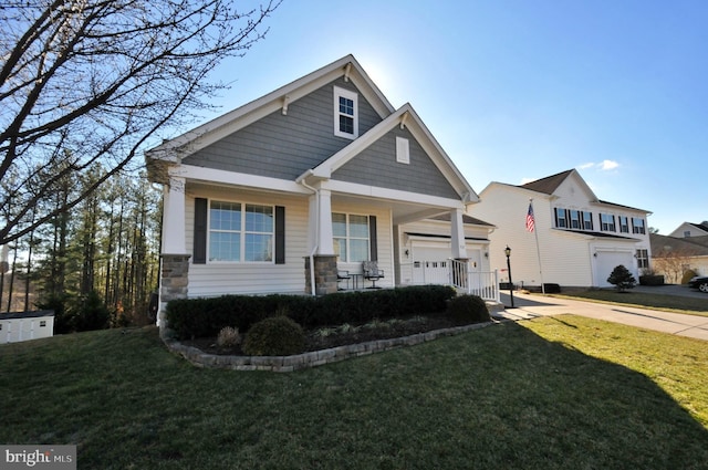 craftsman house with a porch and a front lawn