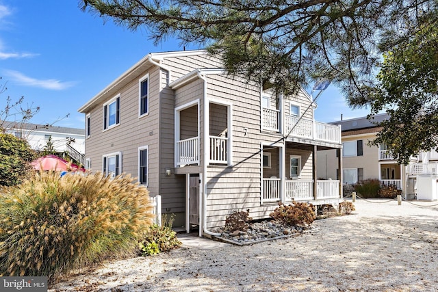 view of front of property featuring a balcony