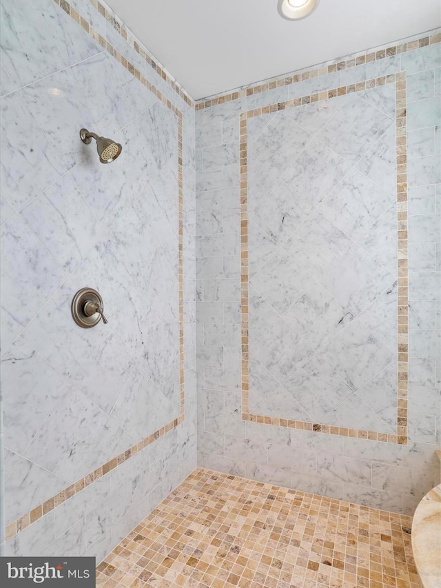 bathroom featuring a tile shower