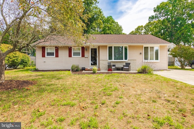 ranch-style house featuring a front yard