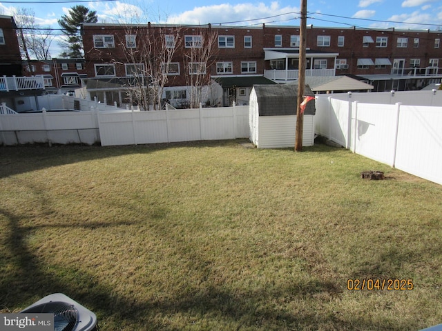 view of yard with a shed