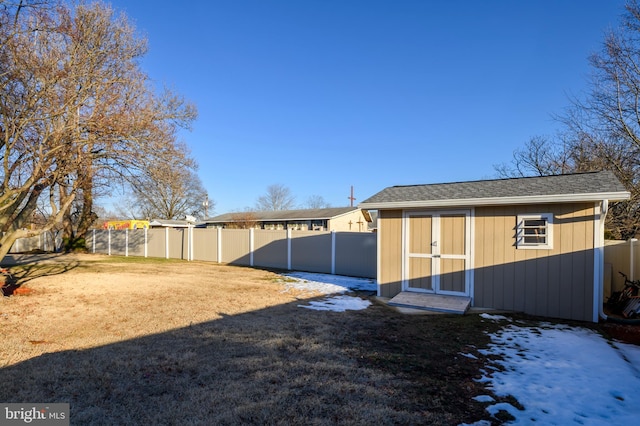 view of yard featuring a shed