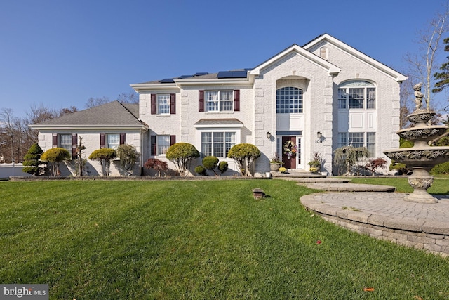 view of front facade featuring a front lawn