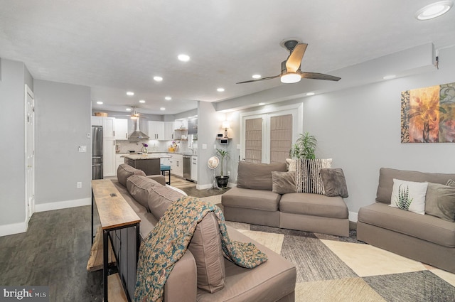 living area featuring light wood finished floors, ceiling fan, baseboards, and recessed lighting