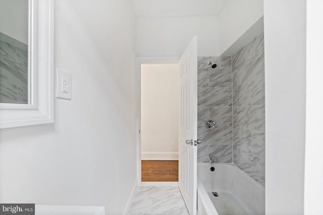 bathroom featuring tiled shower / bath combo