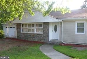 view of front of property featuring a front yard and a garage