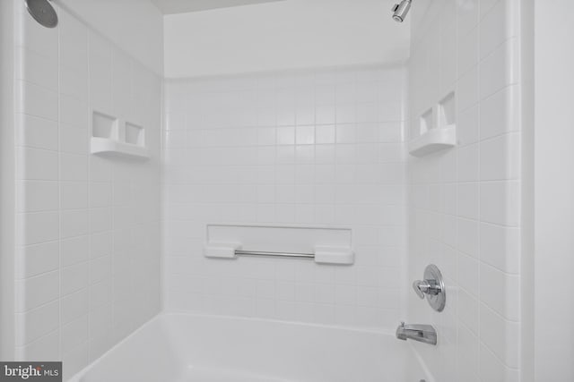 bathroom featuring tiled shower / bath