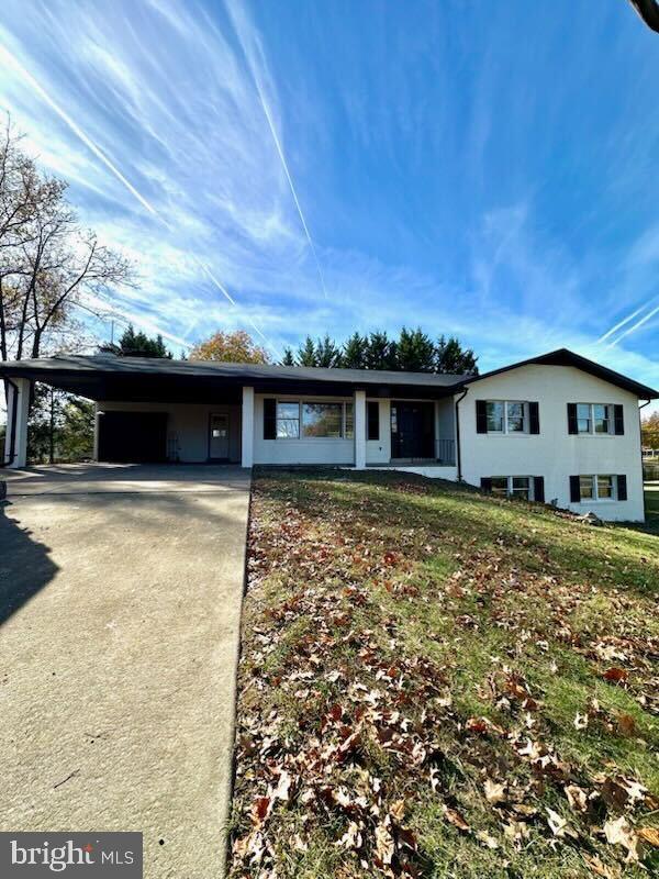 view of front of home with a front lawn and a carport