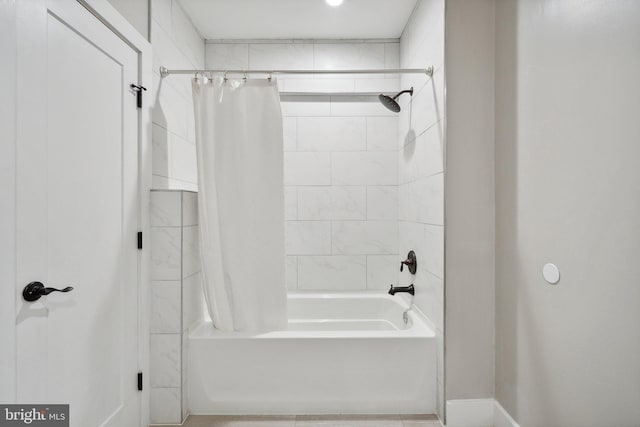 bathroom featuring shower / bath combo with shower curtain