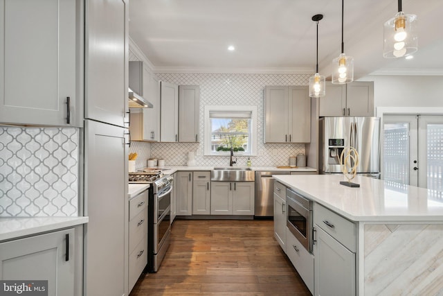 kitchen featuring sink, hanging light fixtures, gray cabinets, stainless steel appliances, and backsplash