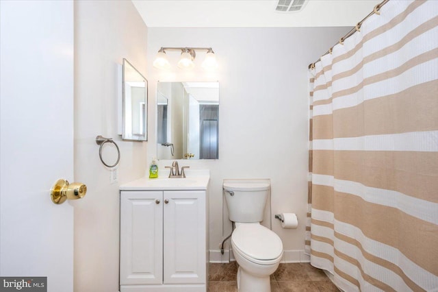 bathroom with a shower with curtain, toilet, and vanity