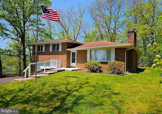 view of front of property featuring a front yard