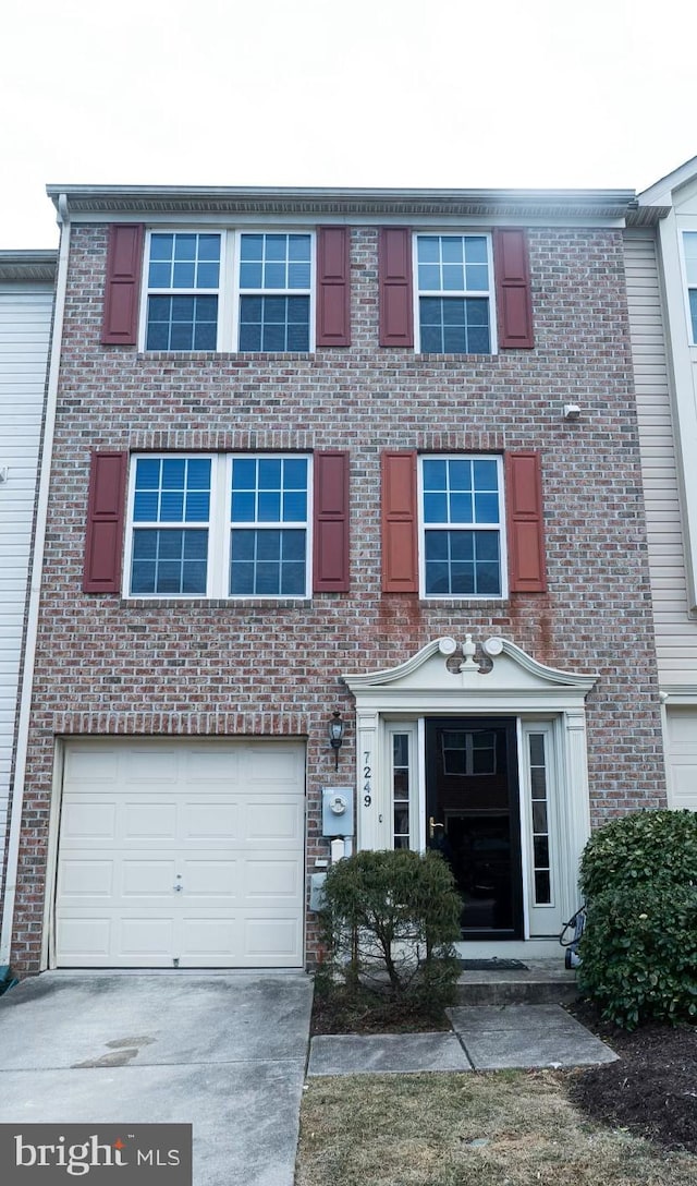 view of front facade featuring a garage