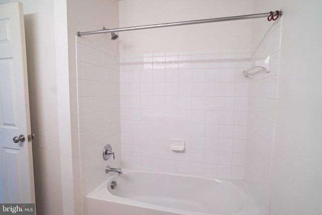 bathroom featuring tiled shower / bath combo