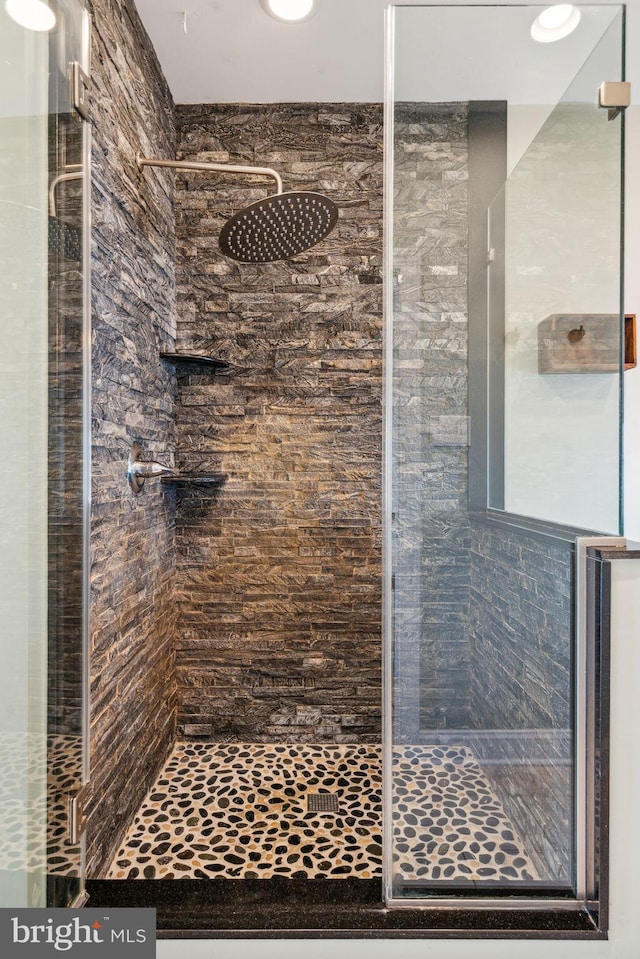 bathroom featuring a tile shower