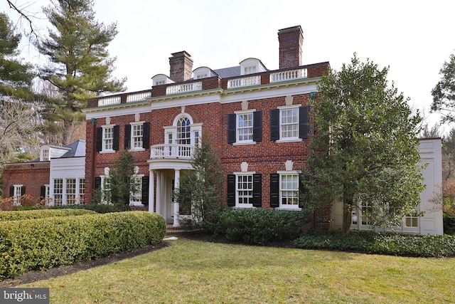 view of front of house with a front lawn