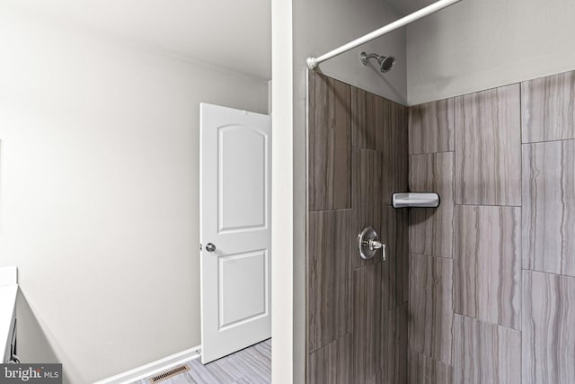 bathroom featuring a tile shower