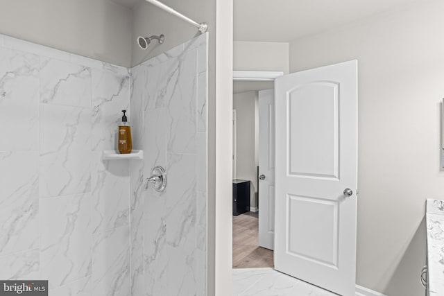 bathroom featuring a tile shower