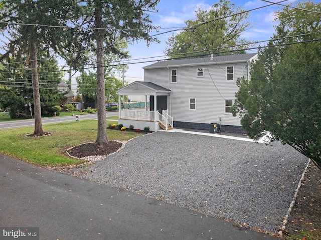 view of front facade with a porch and a front yard