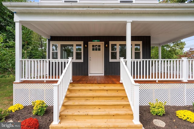 entrance to property featuring covered porch