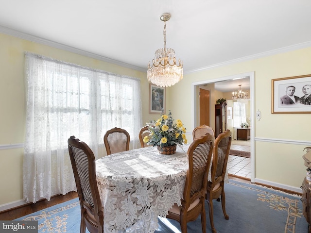 dining room featuring crown molding, dark hardwood / wood-style floors, and a notable chandelier