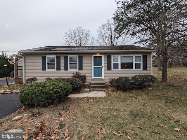 single story home featuring a front yard