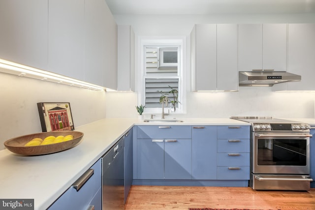 kitchen featuring sink, white cabinetry, stainless steel appliances, light hardwood / wood-style floors, and blue cabinets