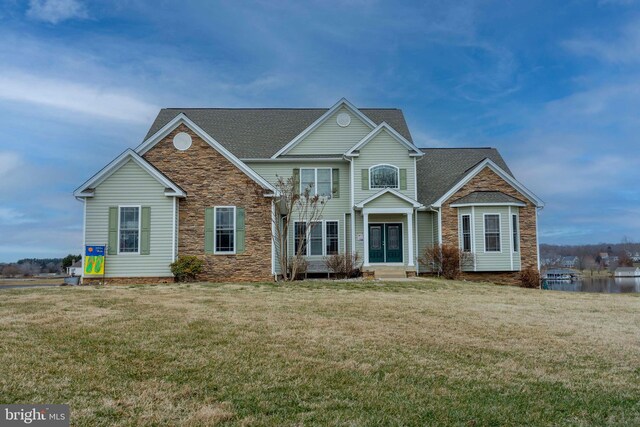 view of front of property featuring a front lawn