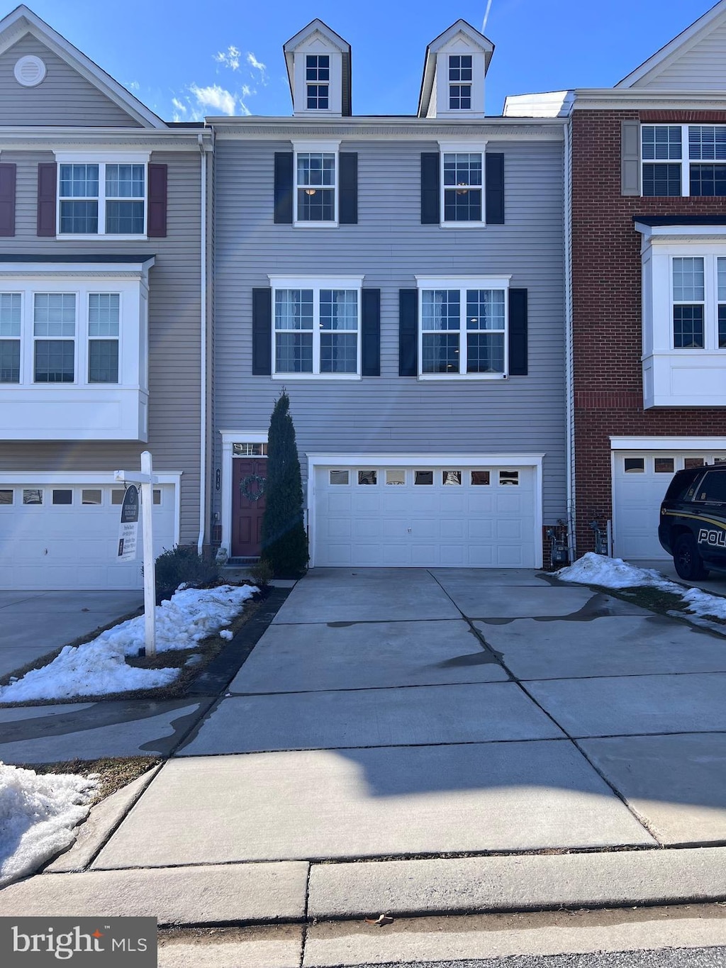 view of front facade with a garage