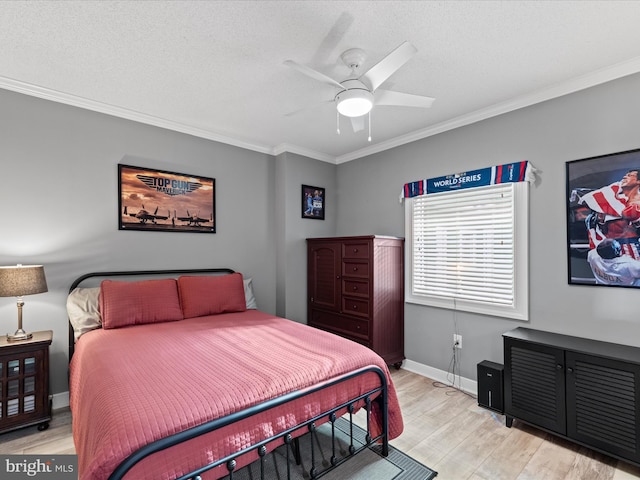 bedroom featuring crown molding, light hardwood / wood-style flooring, a textured ceiling, and ceiling fan