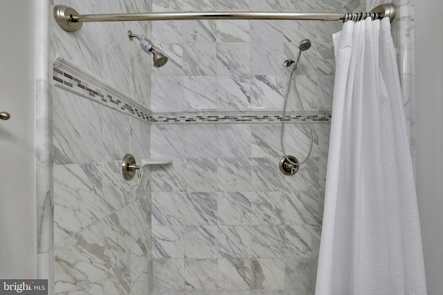 bathroom featuring a shower with shower curtain