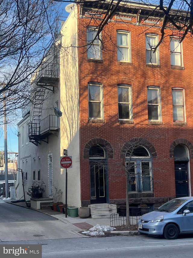 townhome / multi-family property featuring brick siding