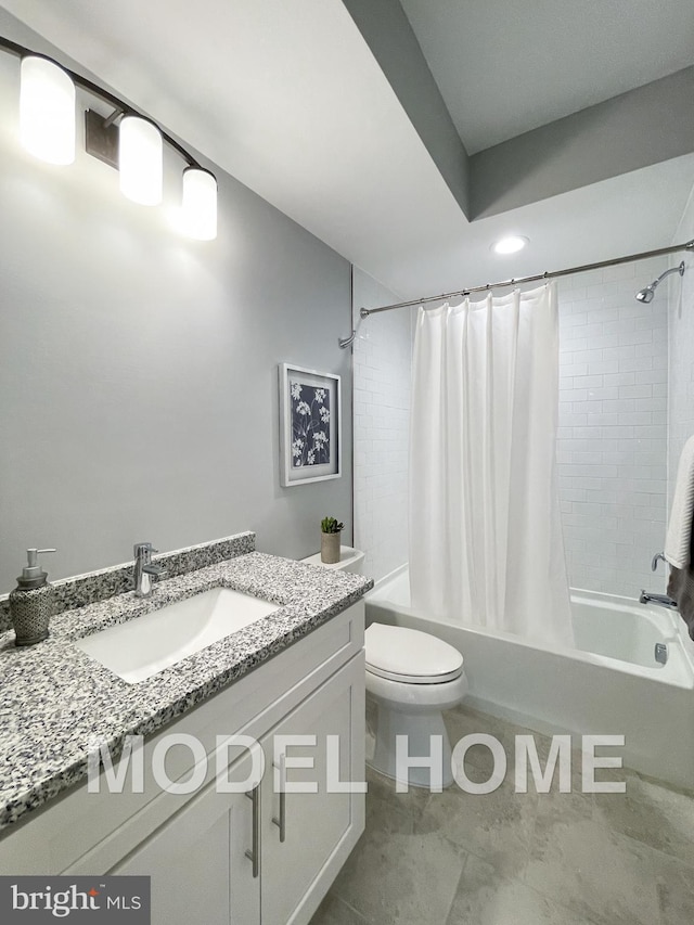 full bathroom featuring shower / bath combo with shower curtain, toilet, and vanity