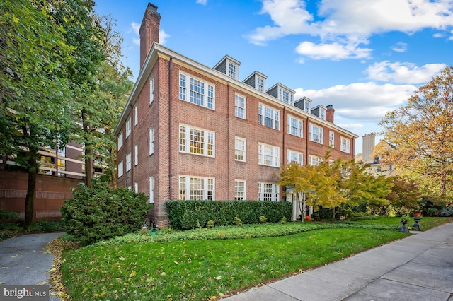 view of front of property featuring a front yard