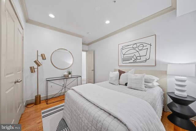 bedroom featuring recessed lighting, light wood-style flooring, baseboards, and ornamental molding