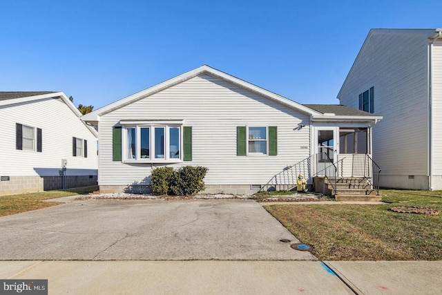 view of front facade featuring a front yard