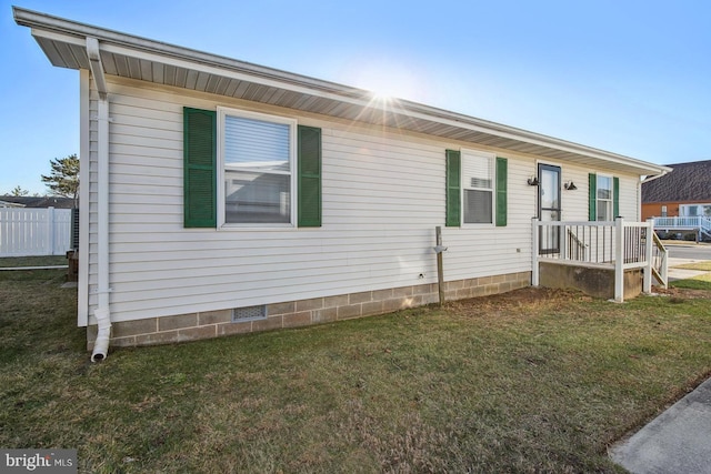 view of front of home featuring a front yard