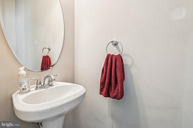 bathroom featuring sink