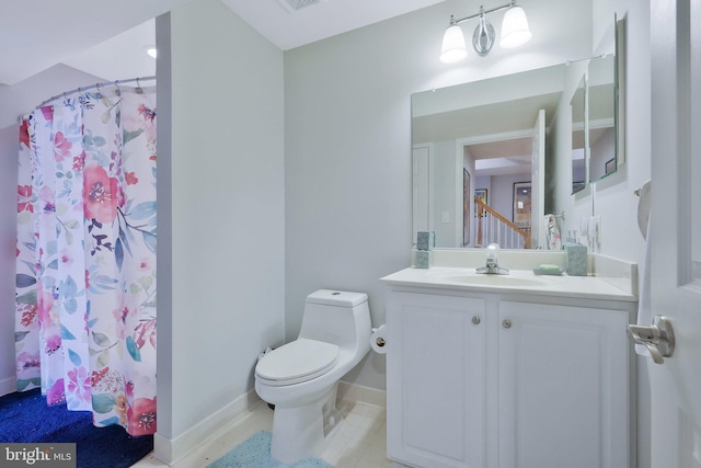 bathroom with a shower with curtain, vanity, and toilet