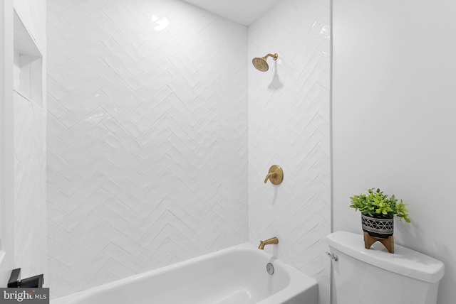 bathroom with tiled shower / bath and toilet