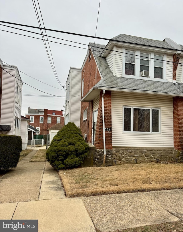 view of front facade featuring cooling unit and a front yard