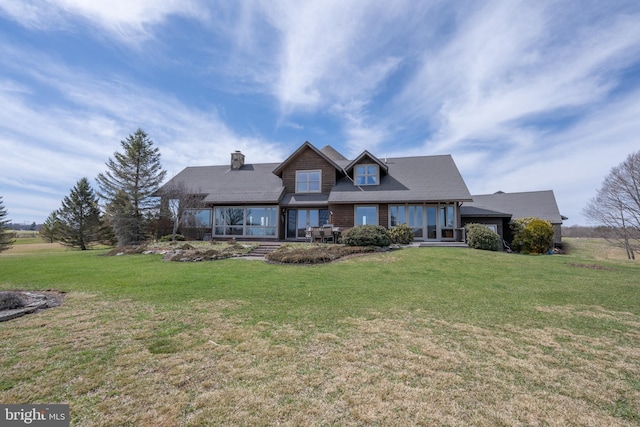 view of front facade featuring a front lawn