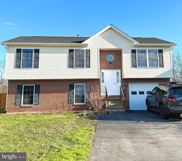 split foyer home with a garage and a front yard