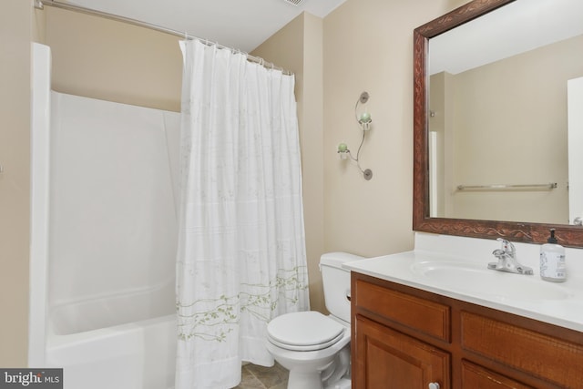 full bathroom with shower / tub combo with curtain, vanity, and toilet