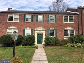 view of front of house with a front lawn