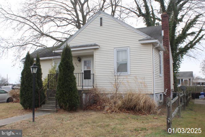 view of front facade with a front yard