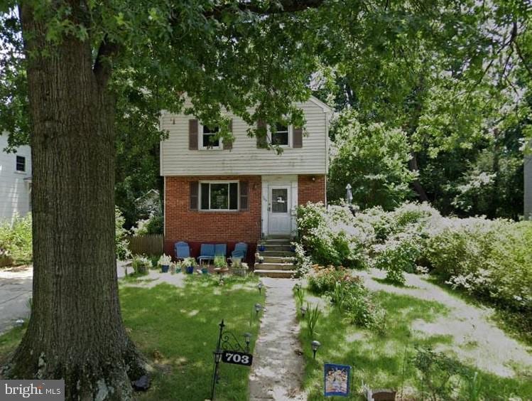 view of front of house featuring a front lawn