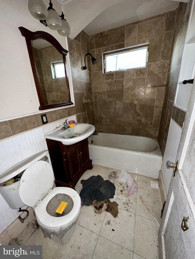 full bathroom featuring tile patterned floors, toilet, vanity, and tiled shower / bath