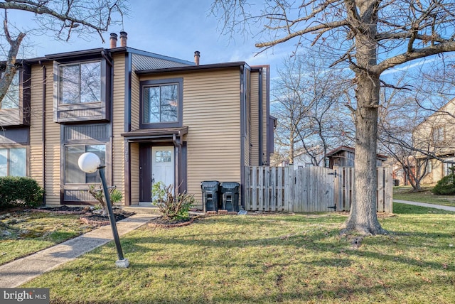 view of front of property with a front yard