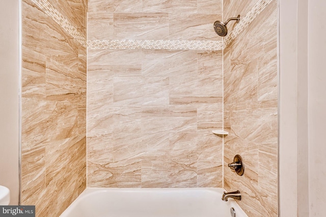 bathroom with tiled shower / bath combo